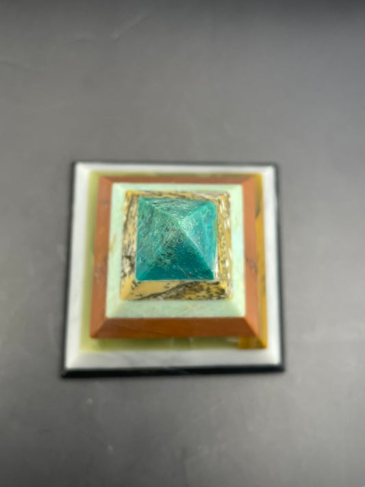 Pirámide de Minerales Naturales Multicapas